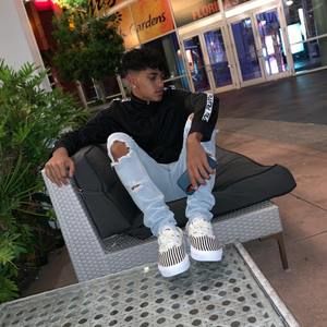 Meet your Posher, Dennis